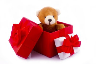 sevimli ayıcık clippin ile beyaz zemin üzerine kırmızı hediye kutusunda