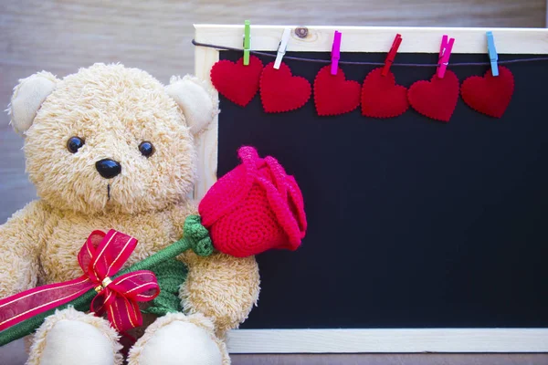 Koncepcja Walentynki z Cute Miś zabawka trzymając czerwony — Zdjęcie stockowe