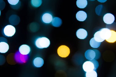 siyah arka planda, soyut renkli ışık bokeh.