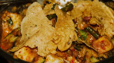 Fıstık soslu karışık sebze içeren geleneksel Java salatası, omletle servis edilir..