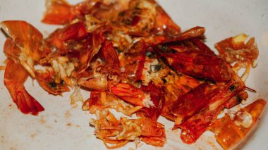 Kırmızı Karides Kabukları. Seçili odak. (görüntü tam çözünürlükte göründüğünde belirli tahıl veya gürültü içerir ve yumuşak odak).