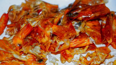 Kırmızı Karides Kabukları. Seçili odak. (görüntü tam çözünürlükte göründüğünde belirli tahıl veya gürültü içerir ve yumuşak odak).