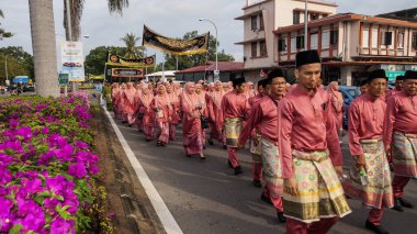 Kota Kinabalu, MALAYSIA - NOV 09, 2019: Malezyalı Müslümanlar, Peygamberin doğumgününü Kota Kinabalu 'da övgüye değer bir olay olarak kutlayarak Maulidur Rasul geçit törenine katıldılar.