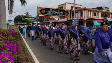 Kota Kinabalu, MALAYSIA - NOV 09, 2019: Malezyalı Müslümanlar, Peygamberin doğumgününü Kota Kinabalu 'da övgüye değer bir olay olarak kutlayarak Maulidur Rasul geçit törenine katıldılar.