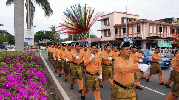 Kota Kinabalu, MALAYSIA - NOV 09, 2019: Malezyalı Müslümanlar, Peygamberin doğumgününü Kota Kinabalu 'da övgüye değer bir olay olarak kutlayarak Maulidur Rasul geçit törenine katıldılar.