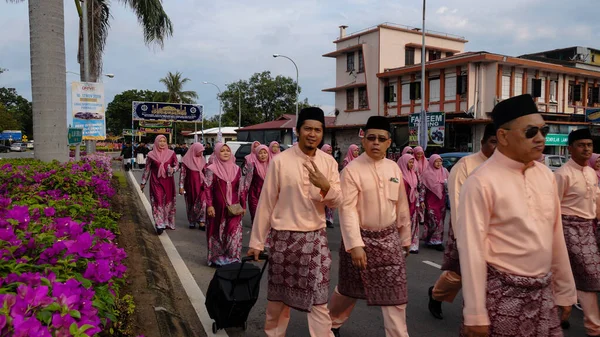 Kota Kinabalu, MALAYSIA - NOV 09, 2019: Malezyalı Müslümanlar, Peygamberin doğumgününü Kota Kinabalu 'da övgüye değer bir olay olarak kutlayarak Maulidur Rasul geçit törenine katıldılar.