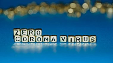Sıfır Corona virüsü ile boncuk. Mavi arka planda izole edilmiş. (seçili odak)