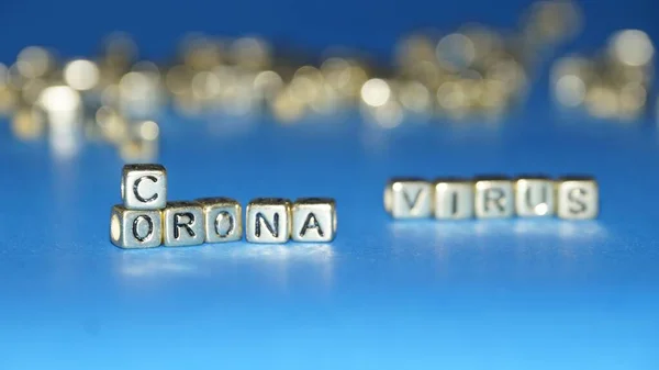 İçinde Corona virüsü olan boncuklar. Mavi arka planda izole edilmiş. (seçili odak)