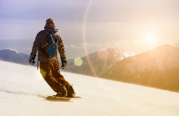 Snowboard Las Montañas Con Destellos Sol — Foto de Stock