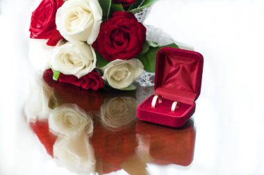 Nikah günü yüzükleri mutlu gelin