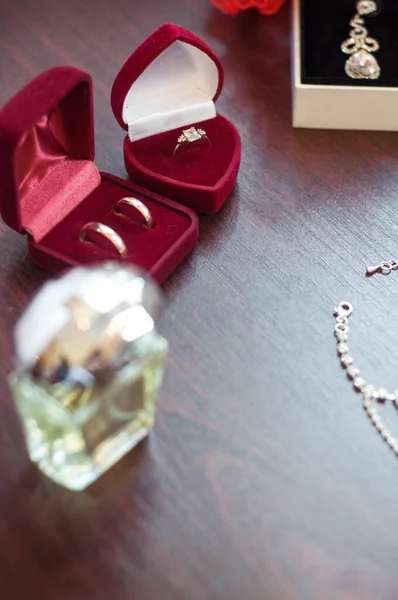 Nikah günü yüzükleri mutlu gelin