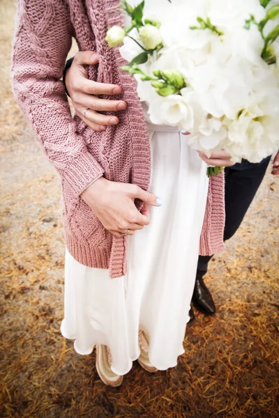 結婚式の日の指輪は花嫁と — ストック写真