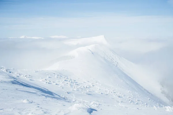 Besneeuwde heuvels — Stockfoto