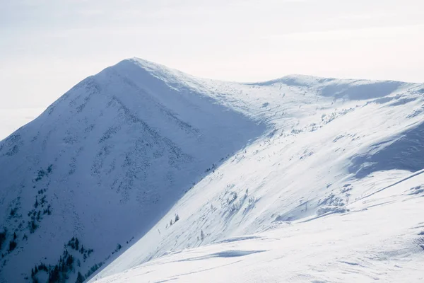 Snowy mountain — Stock Photo