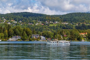Görünüm Worthersee gölün, Carinthia, Avusturya