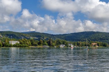 Görünüm Worthersee gölün, Carinthia, Avusturya