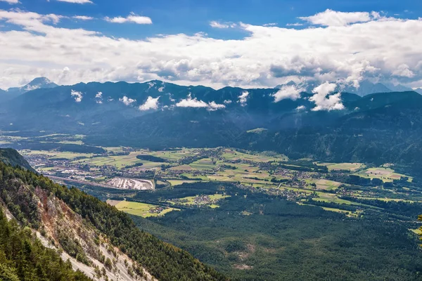 Utsikt över dalen nära Villach, Österrike — Stockfoto