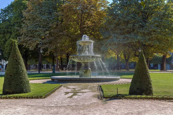 Fountain on Place des Vosges, Paris — Zdjęcie stockowe