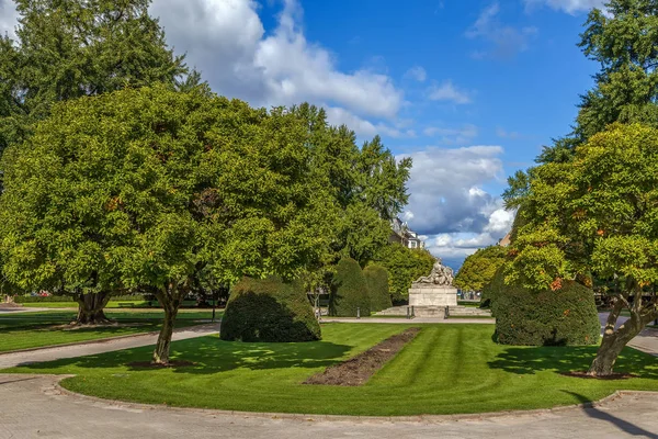 Garden on Republic Square, Strasbourg — Stock Photo, Image