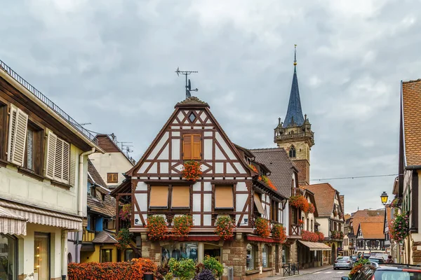 Улица в Obermai, Эльзас, Франция — стоковое фото