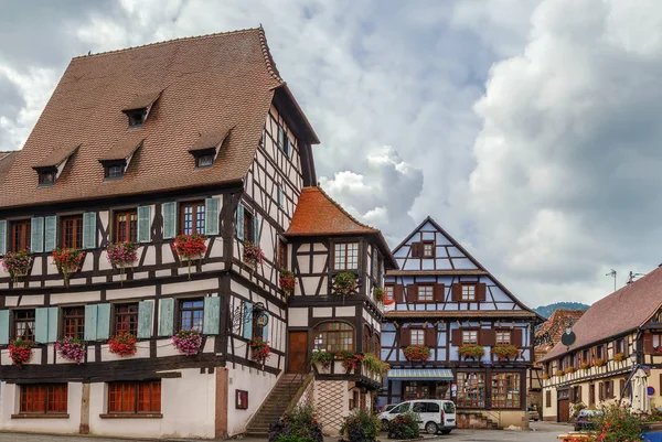 Kauppatori kohteessa Dambach-la-Ville, Alsace, Ranska — kuvapankkivalokuva
