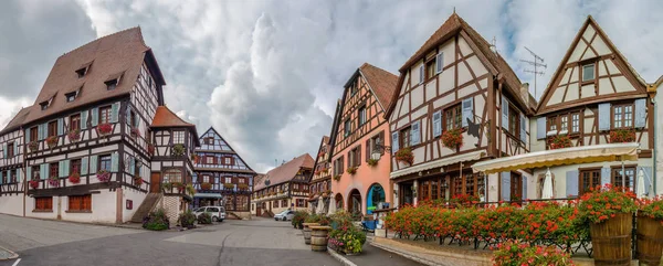 Kauppatori kohteessa Dambach-la-Ville, Alsace, Ranska — kuvapankkivalokuva