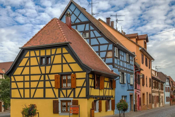 Улица в Бергхайме, Эльзас, Франция — стоковое фото