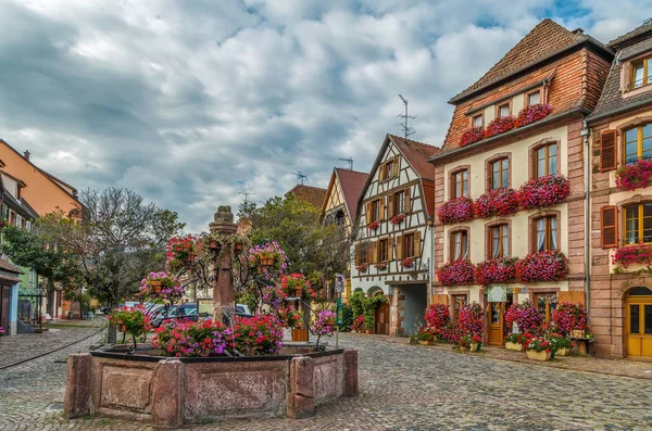 Platz in bergheim, elsass, franz — Stockfoto