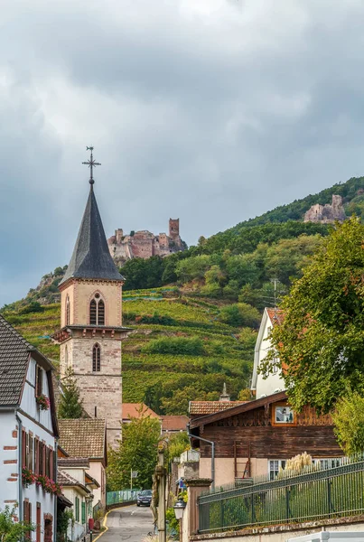 Blick auf ribeauville mit Schloss, Frankreich — Stockfoto