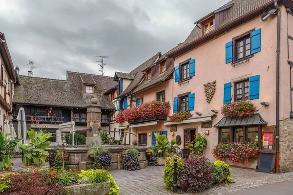 Courtyard di Eguisheim, Alsace, Perancis — Stok Foto