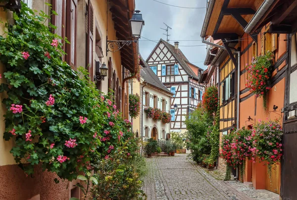Street in Eguisheim, Alsace, France — Stok fotoğraf