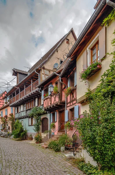 Straße in eguisheim, Elsass, Frankreich — Stockfoto