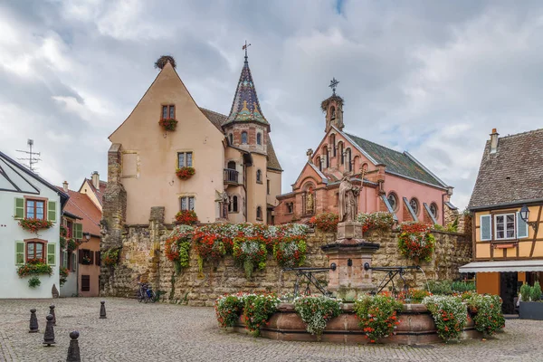 Piazza principale a Eguisheim, Alsazia, Francia — Foto Stock