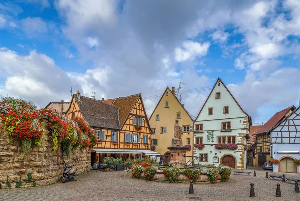 Praça principal em Eguisheim, Alsácia, França — Fotografia de Stock