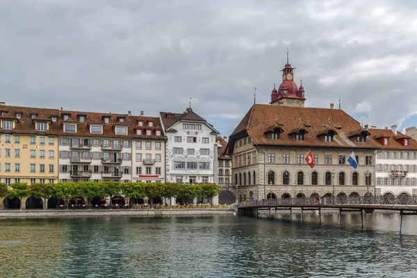 Argine del fiume Reuss a Lucerna — Foto Stock