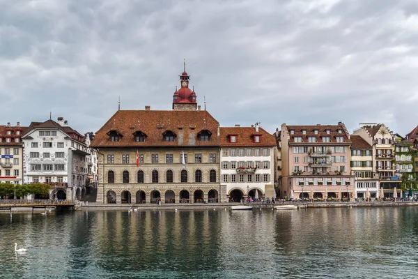 Nábřeží řeky reuss v Luzernu — Stock fotografie