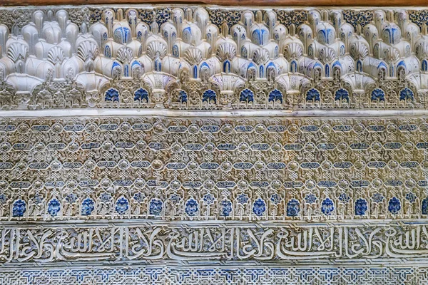 Kamienny relief z arabeski, Alhambra, Hiszpania — Zdjęcie stockowe