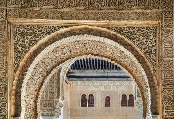 Oblouk s arabesque v Alhambra, Španělsko — Stock fotografie