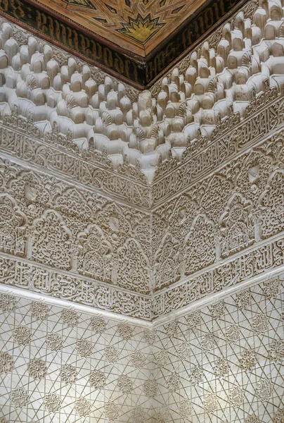 Stone reliëf met arabesken, Alhambra, Spanje — Stockfoto