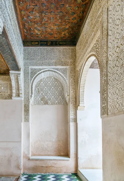 Arco con arabesco in Alhambra, Spagna — Foto Stock