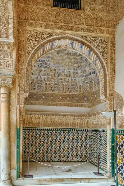 Obloukovou nikou v paláci Alhambra, Granada — Stock fotografie