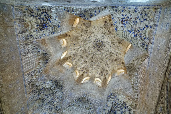 Strop v paláci Alhambra, Granada, Španělsko — Stock fotografie