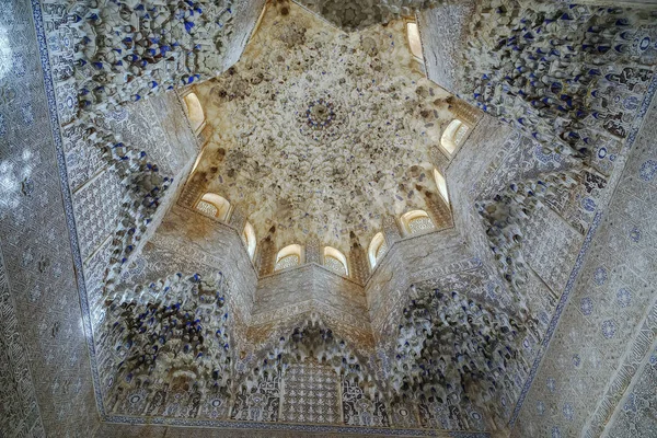 Sufit w pałacu Alhambra, Granada, Hiszpania — Zdjęcie stockowe