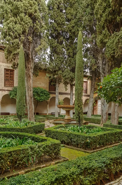 Alhambra palace, Granada bahçede — Stok fotoğraf