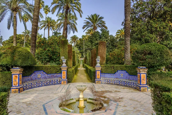 Jardines en Alcázar de Sevilla, España — Foto de Stock