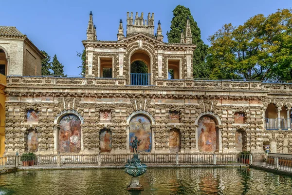 Teich mit Quecksilber im Alcazar von Sevilla, Spanien — Stockfoto