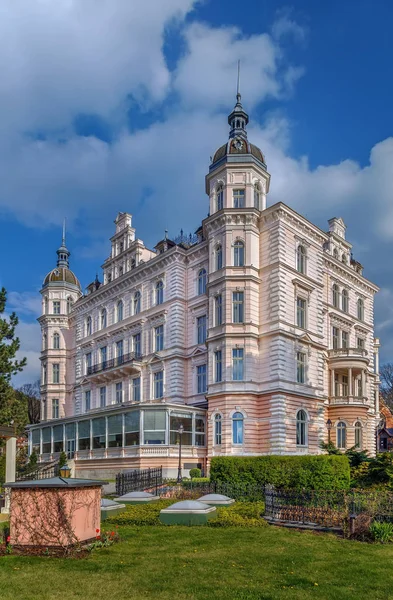 Byggnaden i Karlovy Vary, Tjeckien — Stockfoto