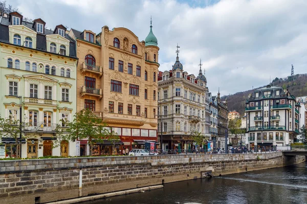 Nábřeží říčky, Karlovy Vary, Česká republika — Stock fotografie