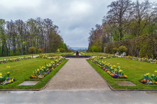 Macizo de flores en el jardín, Bayreuth, Alemania — Foto de Stock