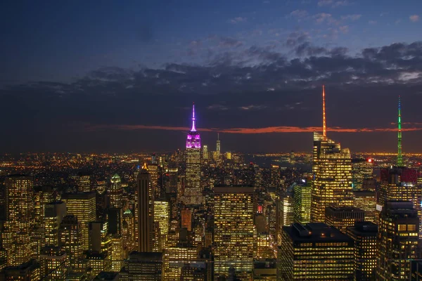 Вид на Нью-Йорк вечером, США — стоковое фото